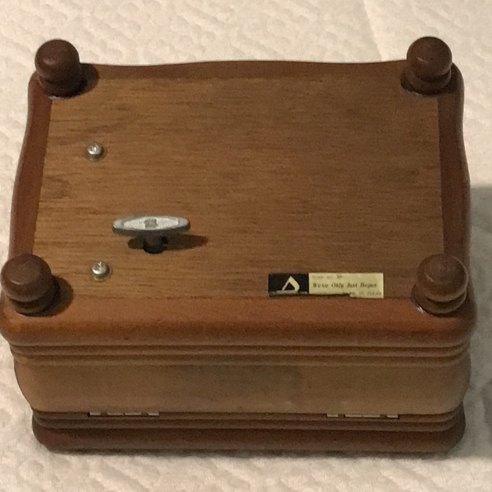 Jewelry Box plays “We’ve only just begun” - Picture 2 of 11